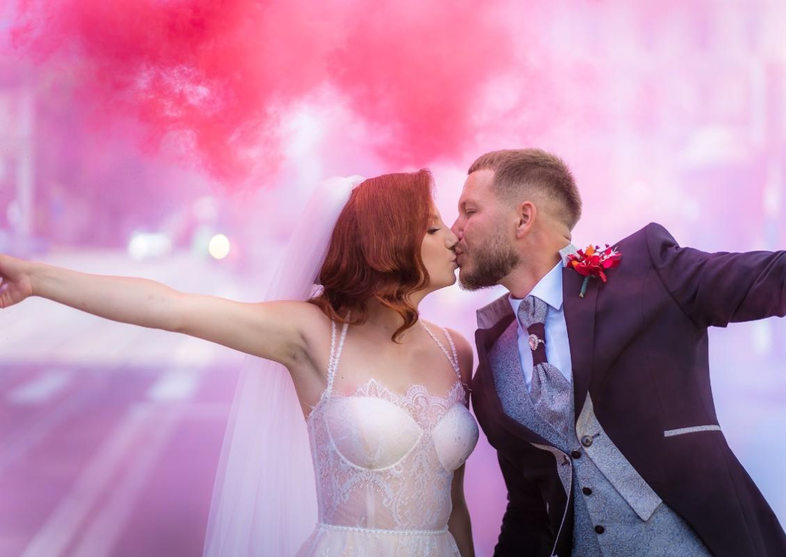 Sedinta foto in ziua nuntii, cu fumigene