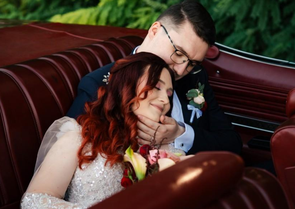 Sedinta foto cu masina de epoca visinie